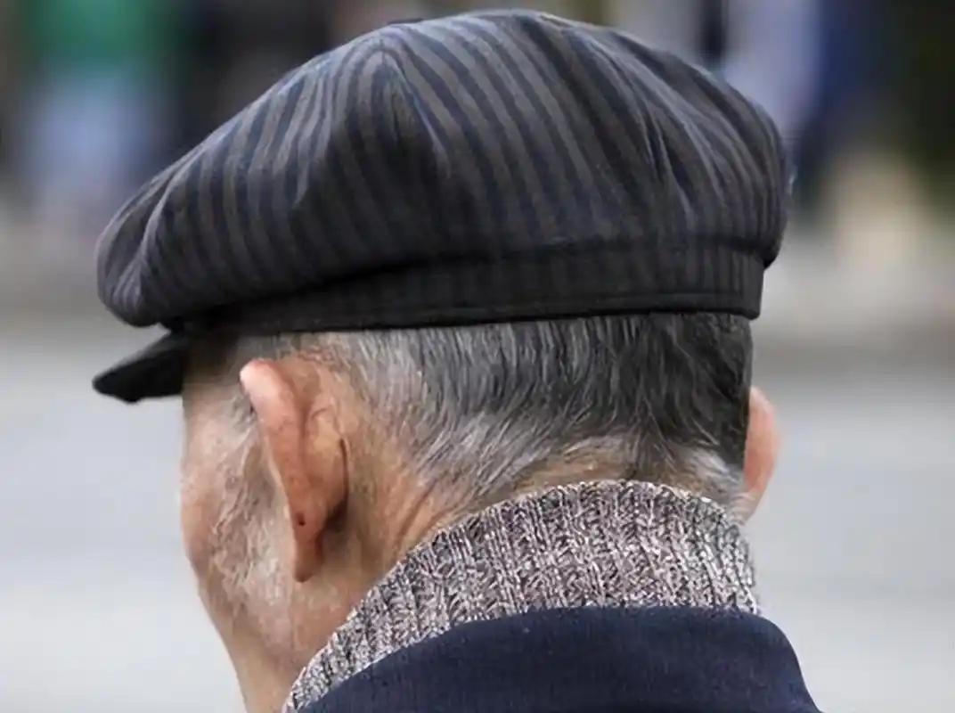 天气回暖还戴帽子？60岁后小心“捂”出大问题！医生紧急提醒这3个隐形雷区
你有没