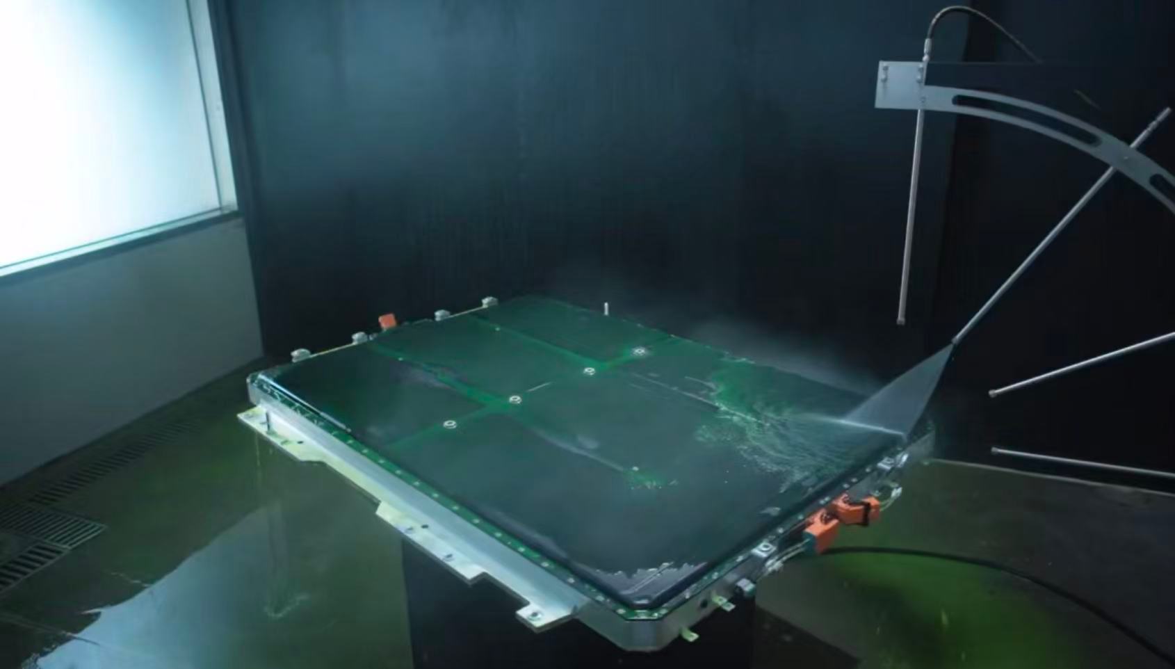 华为携手电池伙伴超200项工艺提升重防护筑牢安全底线。新能源汽车自燃顾虑，华为巨