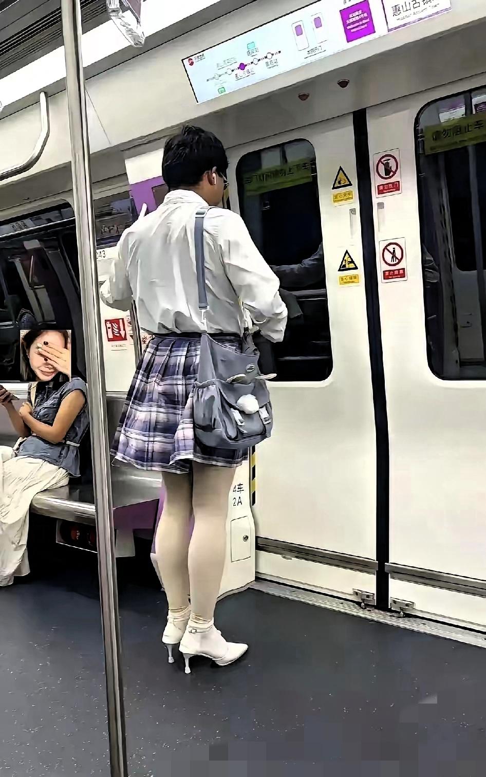 这个社会到底怎么了？今天地铁上这一幕，真是让我愣了半天！起初以为是位穿裙子丝袜的
