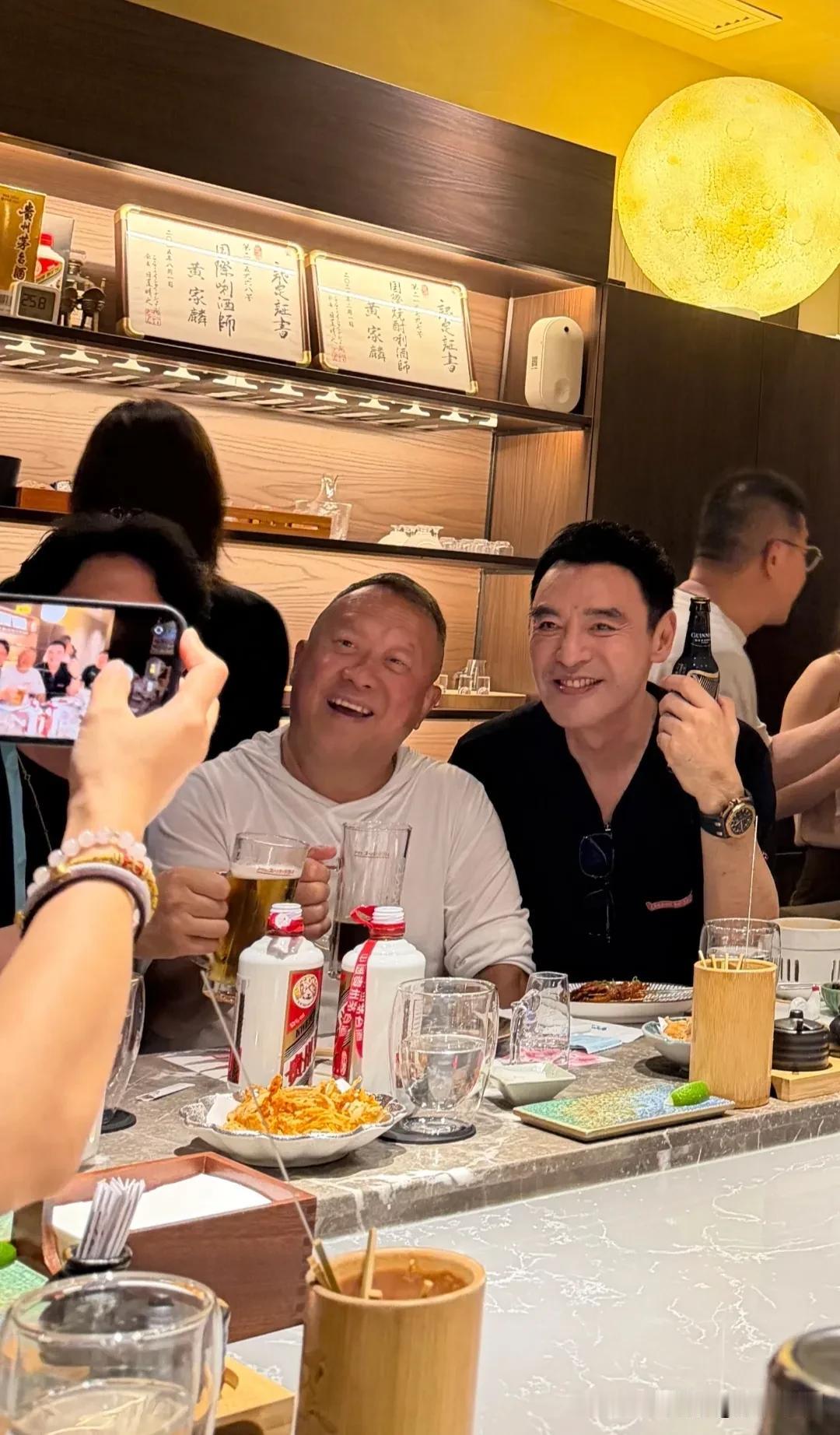 钟镇涛和好友曾志伟聚餐，他保养得真好啊，和同岁的曾志伟同框，看起来比曾志伟年轻好
