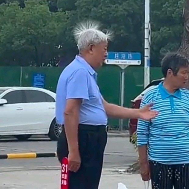 江苏有个挺有意思又吓人的新闻，有网友拍了一段烧烤摊的视频，摊前所有人的头发都莫名