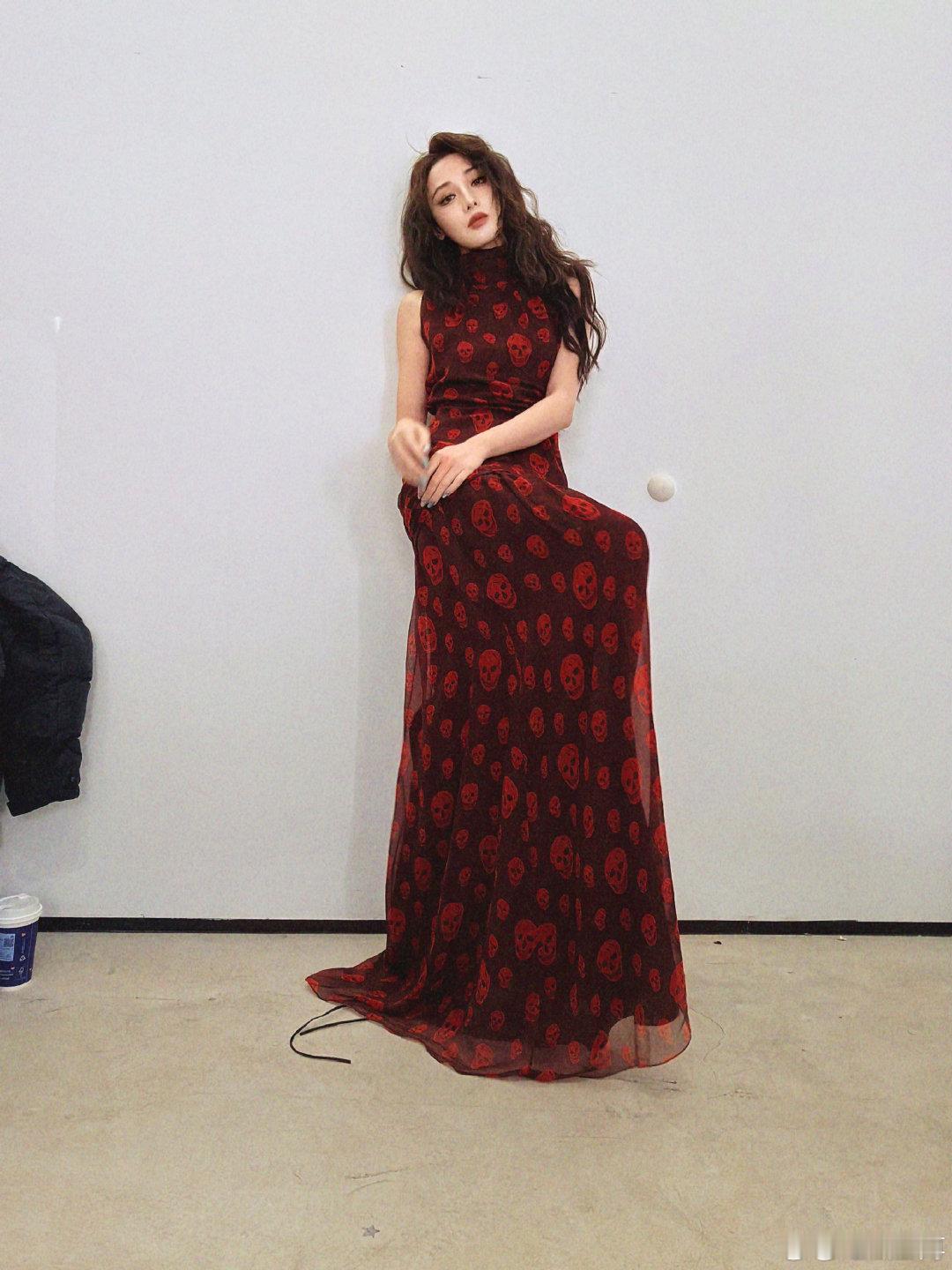 彭小苒妆造大胆这妆造也太敢了吧，又美又飒，彭小苒撑住所有大胆设计，表现力真的绝了