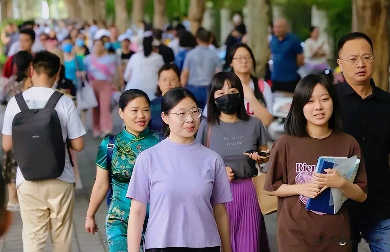 中国万千考生家庭，即将迎来一场新的大考，必须重视起来！
 
继高考后，又一个大场