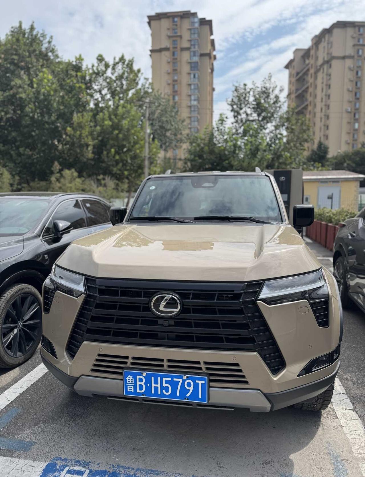 谁懂‼️豪华硬派还得看雷克萨斯GX💫
棱角满满的方盒子造型
纺锤格栅+贯穿尾灯