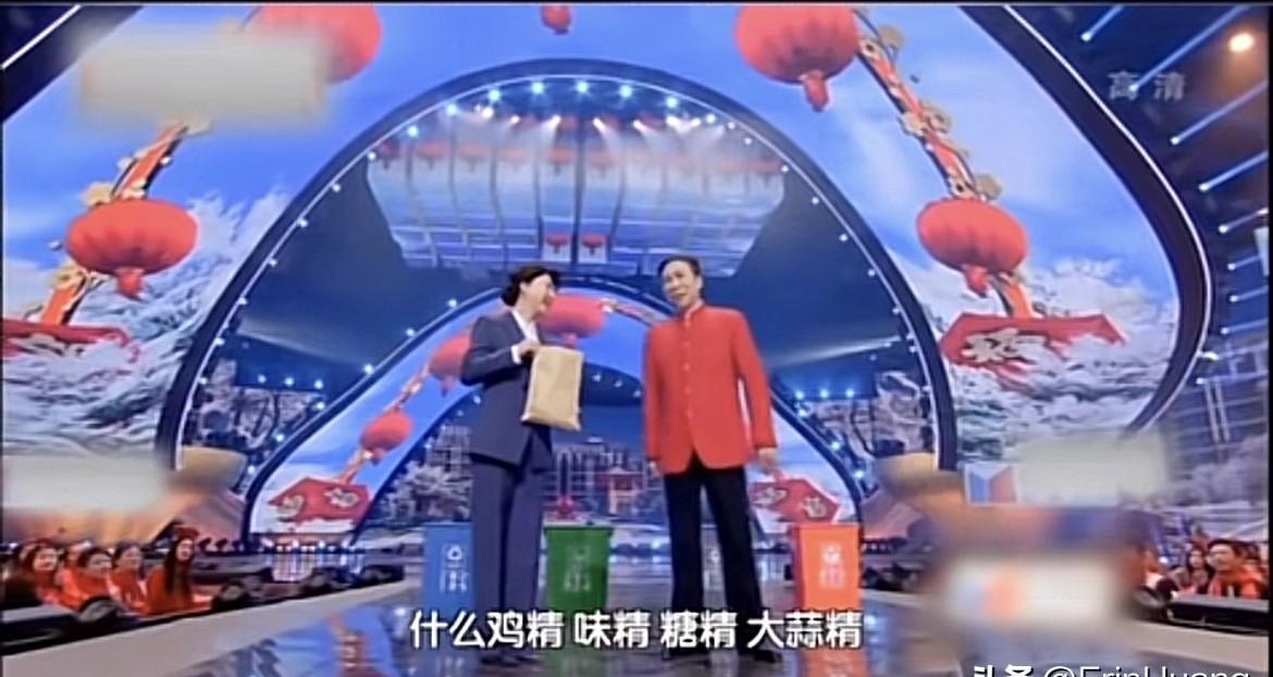他把“垃圾”分类的段子，扔进了现实。
多年前春晚后台，冯巩对闫学晶哈哈一笑：“学