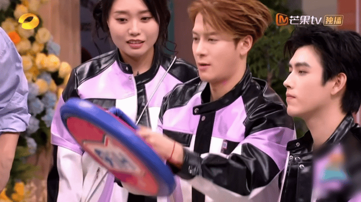 能不能把王嘉尔焊在综艺里他认真搞笑的样子比故意搞笑还好笑 