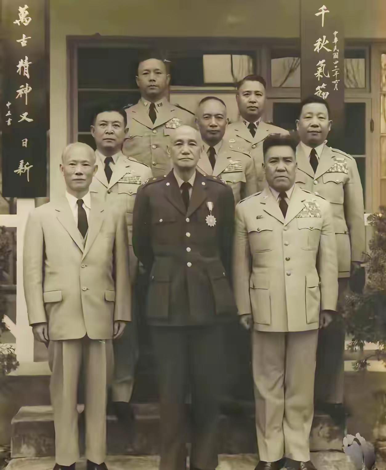 合影人物解读

 
这张拍摄于1953年的台湾军政高层合影，除蒋介石、陈诚外，其