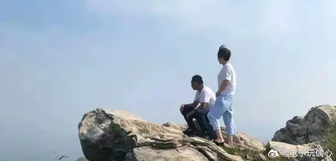 于东来夫妇登山，抱着老婆欣赏风景好恩爱，中国最朴素的一对夫妻 