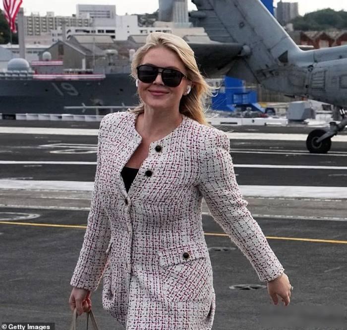 她晒平价彩妆，有人骂她装穷，有人夸她真实

2025年10月29日，白宫新闻秘书