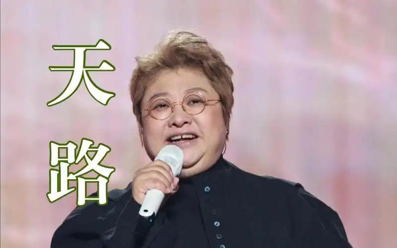央视这回的动作，看着悄咪咪，落在韩红心上估计比挨一万句网友骂还疼。
 
网上那些