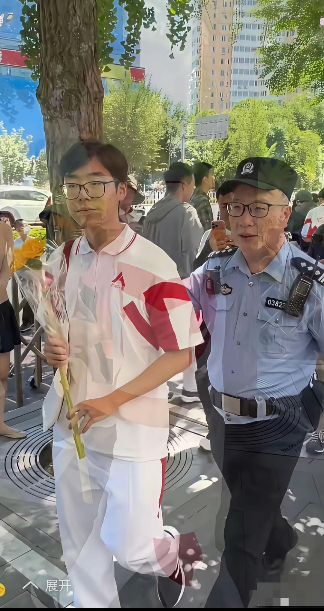 今年高考走出考场最牛的人大学生，两道杠警察护送出来！只见这名人大学生，走出考场时