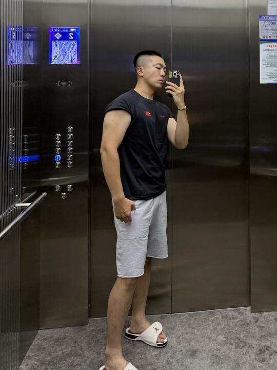 这算不算电梯靓仔😉