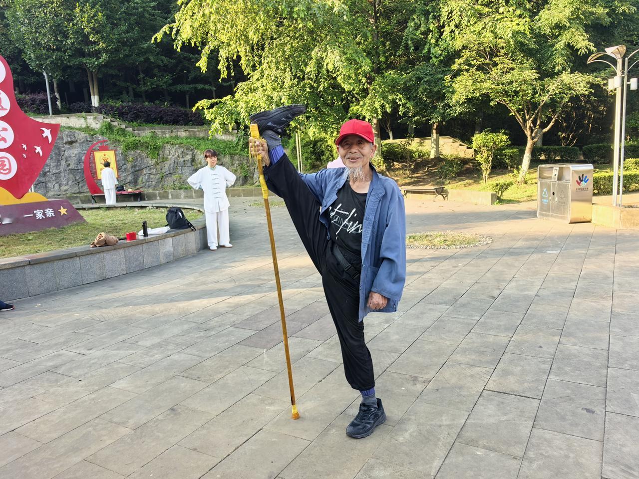 今早公园锻炼，偶见一老翁持杖单脚立地，另一脚呈180度跷在杖上！虽好奇问，此练的