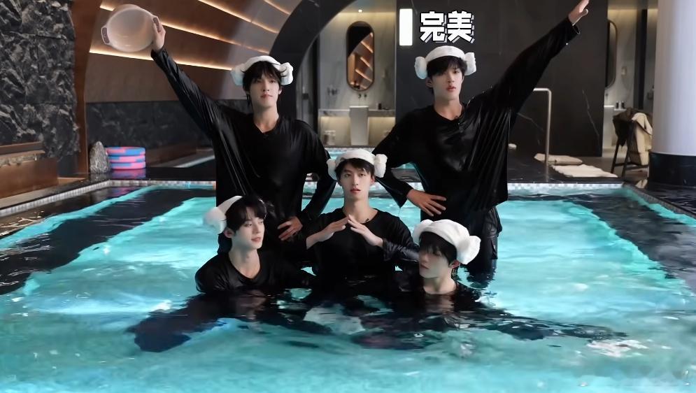 登陆少年搓澡TOP露背装登陆少年搓澡。开启度假模式&因为露背装显得拘谨*3 