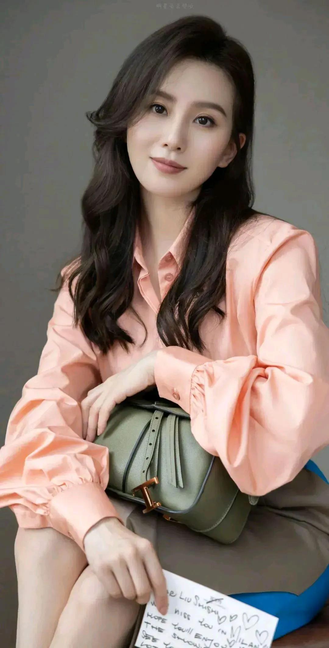 女人这辈子可以靠谁？
累了靠椅子，病了靠床，饿了靠饭，无助了靠墙。
这年头谁都靠