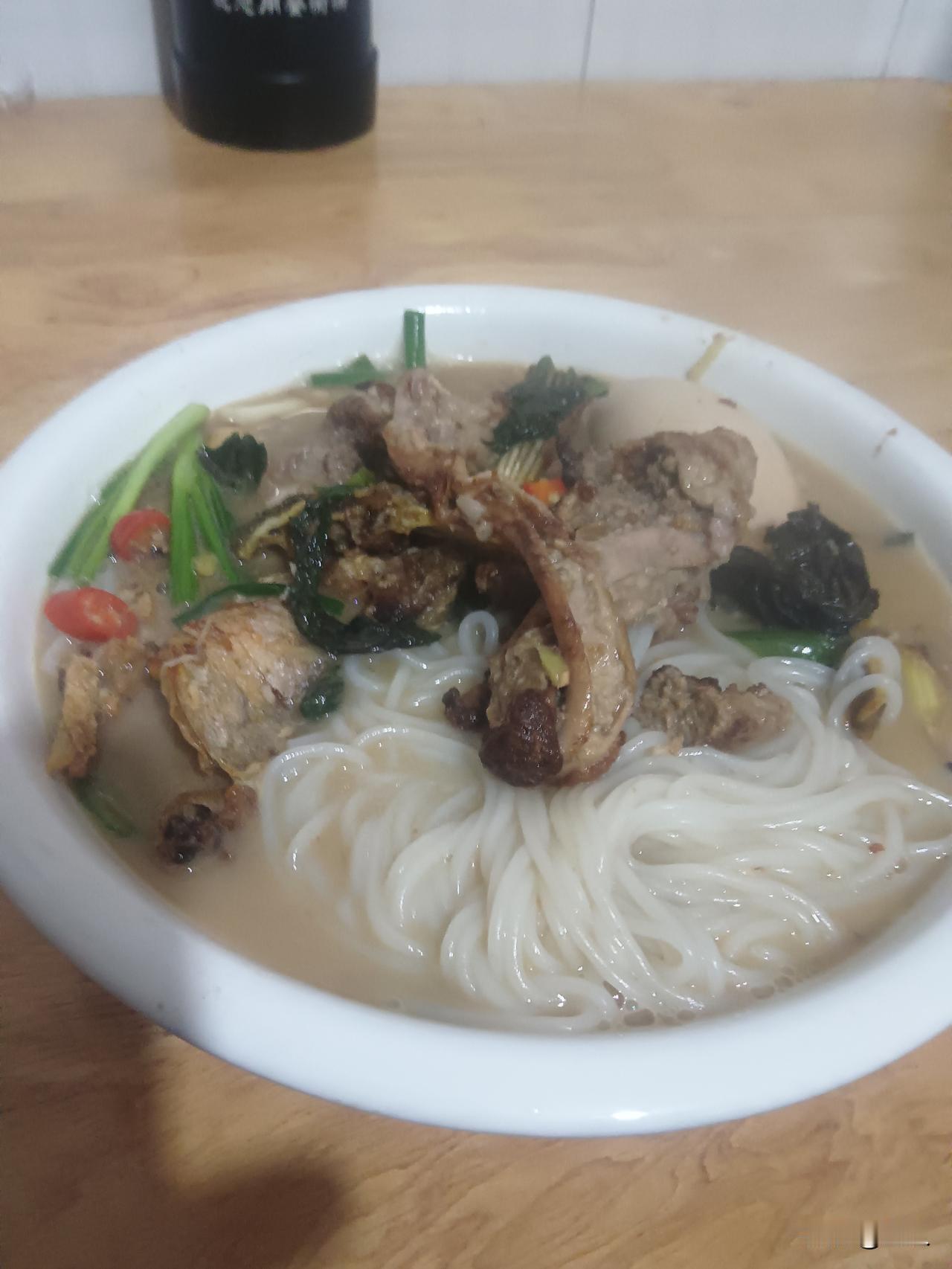 太难了永州8号冷雨缠身，张韶涵群星演唱会可不能爬树挂票看、上屋顶看了安全第一，本