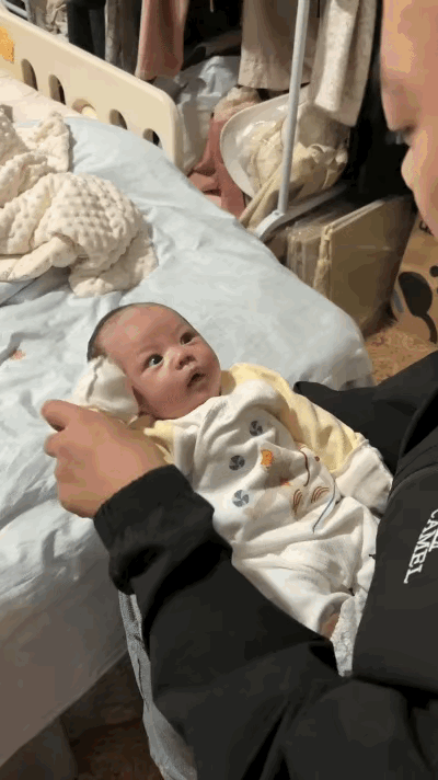 家人们快来看这满月宝宝，真的能把人笑到停不下来！
本来大家都觉得这么小的孩子啥也
