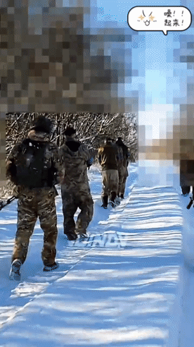 乌军想要温暖的营房。乌格列达尔前线，大雪隆冬，可以没了脚面，一队乌军缺吃缺喝，冷