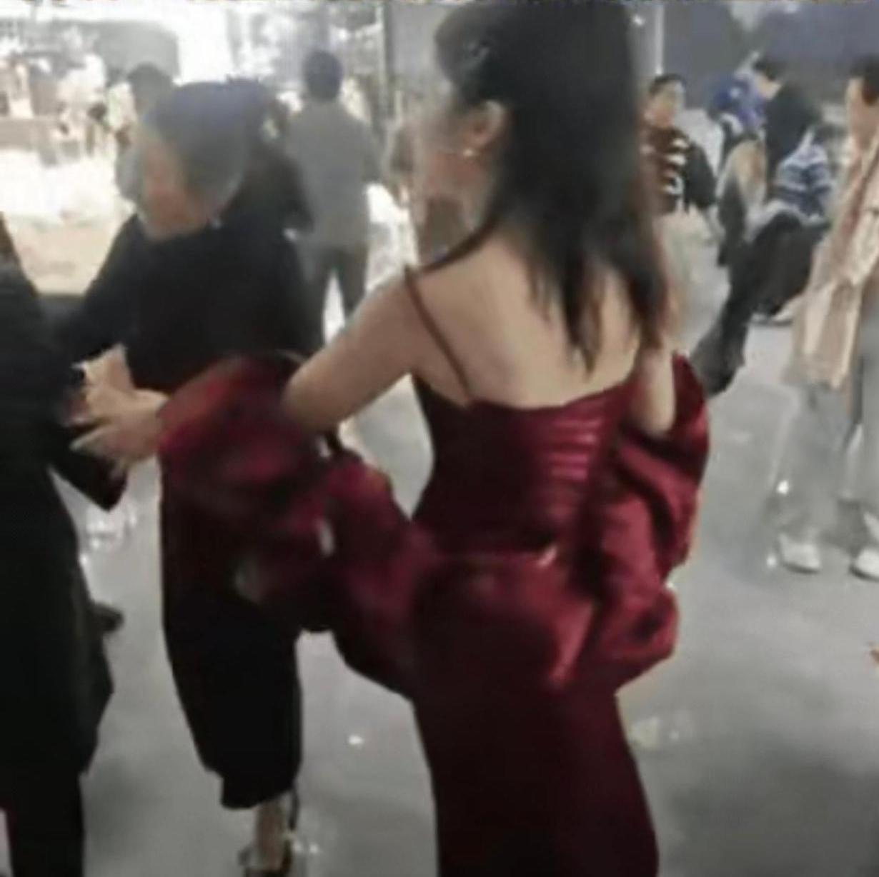 河南信阳，女子换好衣服下来敬酒，却发现自己的客人都走了，自己花4万多举行婚礼，却