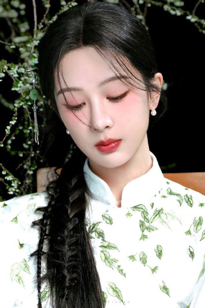 杨紫玉兰花开君再来 💜杨紫董竹君 我真的十分喜欢你，嘴上一分，眼里两分，心里七
