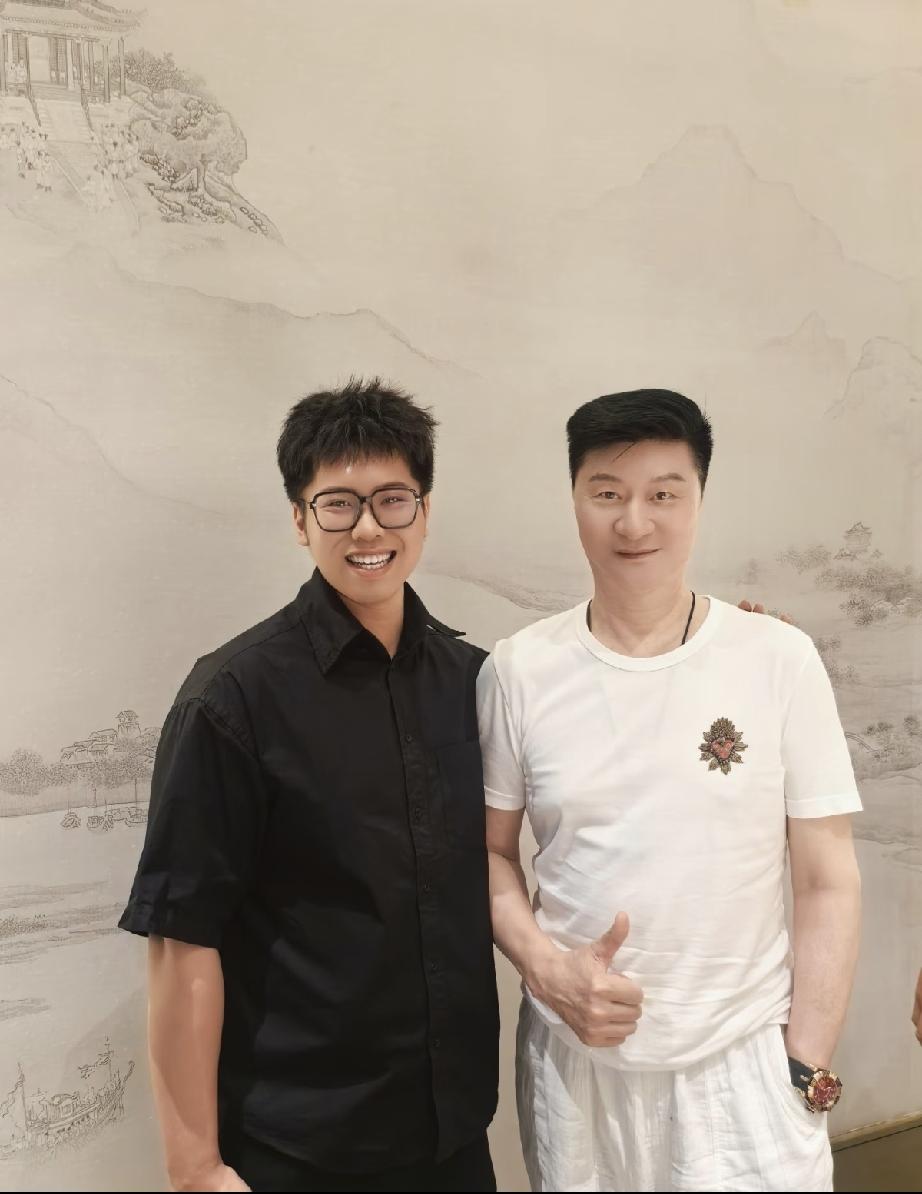 7月5日，范丞丞的爸爸范涛在烟台露面，与朋友合影高清正面照曝光，75岁打扮时尚像