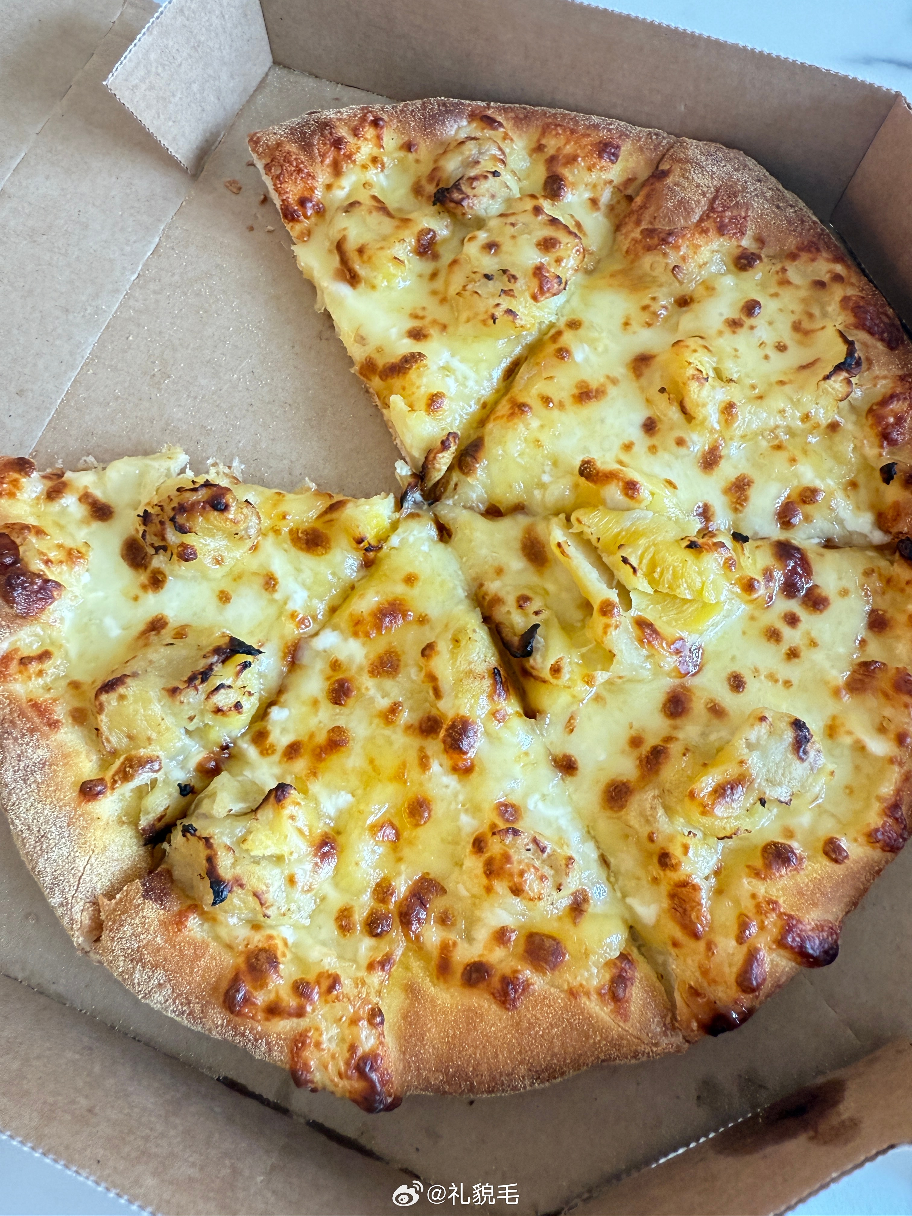 第一次吃达美乐，我感觉跟必胜客没有任何区别，甚至还不不幸吃到这辈子最腥的牛排。我