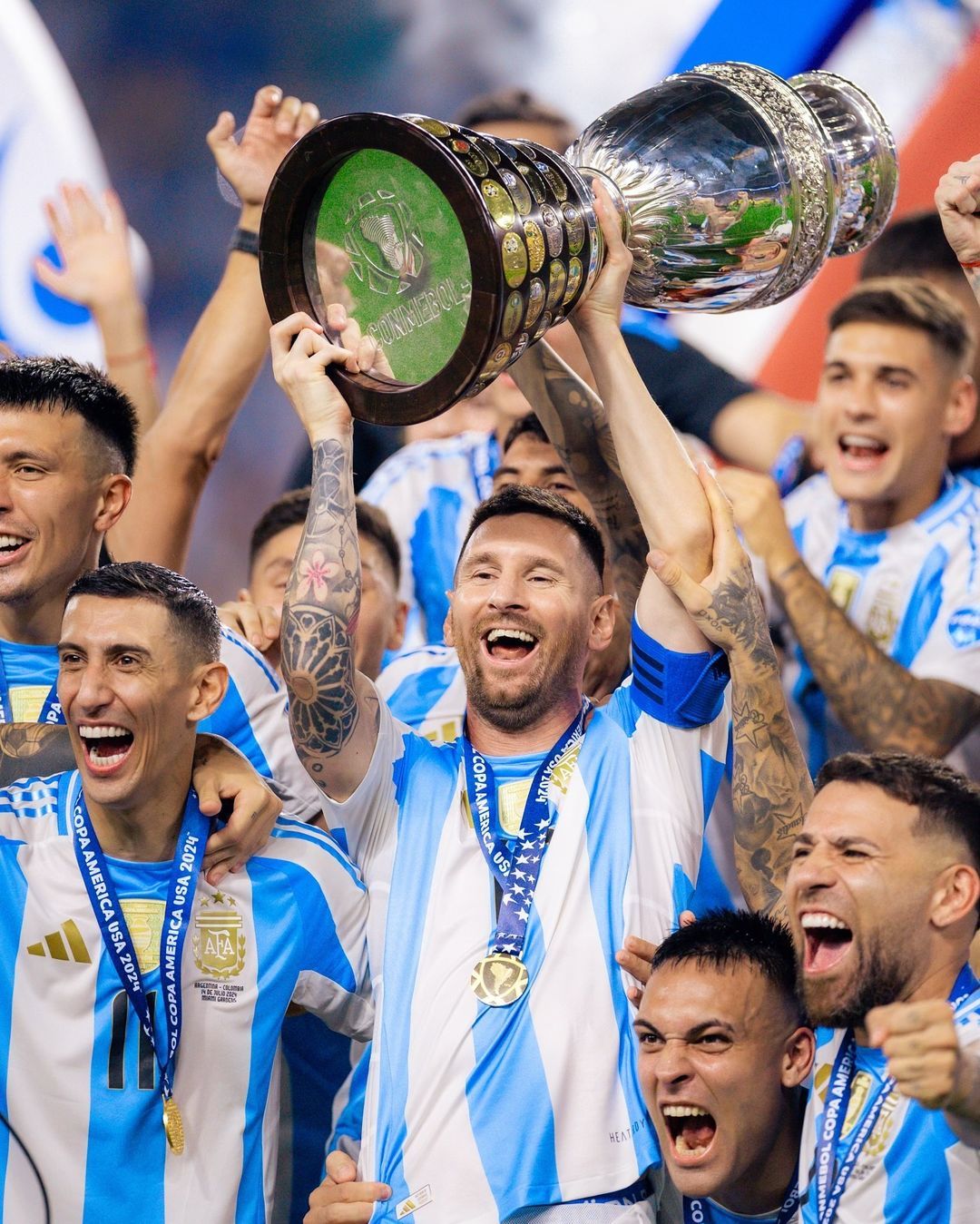 美职联官方ins：他所做的就是赢🏆#梅西[超话]##阿根廷夺冠##梅西笑了# 