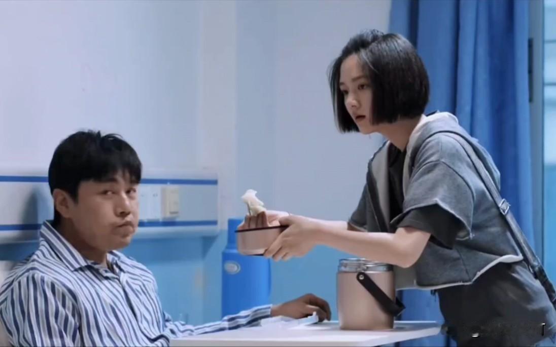 其实吧，觉得程兵和苗苗的感情升温，稍微有些牵强，但也不是毫无道理的。

苗苗很小