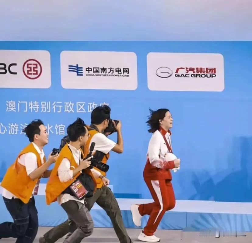 全红婵，这个名字早已超越了体育本身，成为一种青春、拼搏与纯粹的象征。

最近的一