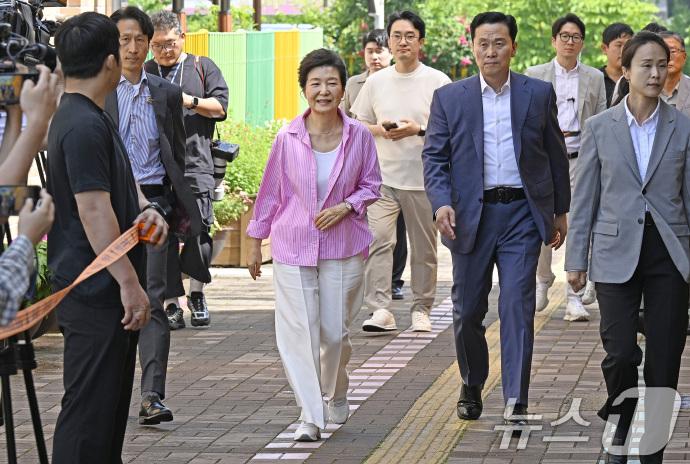 今天的朴槿惠穿的太少女了！

6月3日是韩国地方选举正式投票日，朴槿惠再度现身前