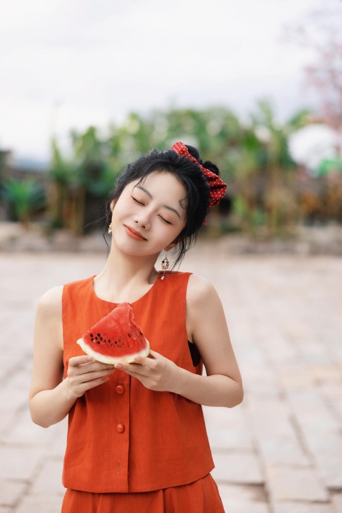 西瓜甜，谭松韵比西瓜还甜！丸子头造型好像迪士尼公主[么么哒] ​​​