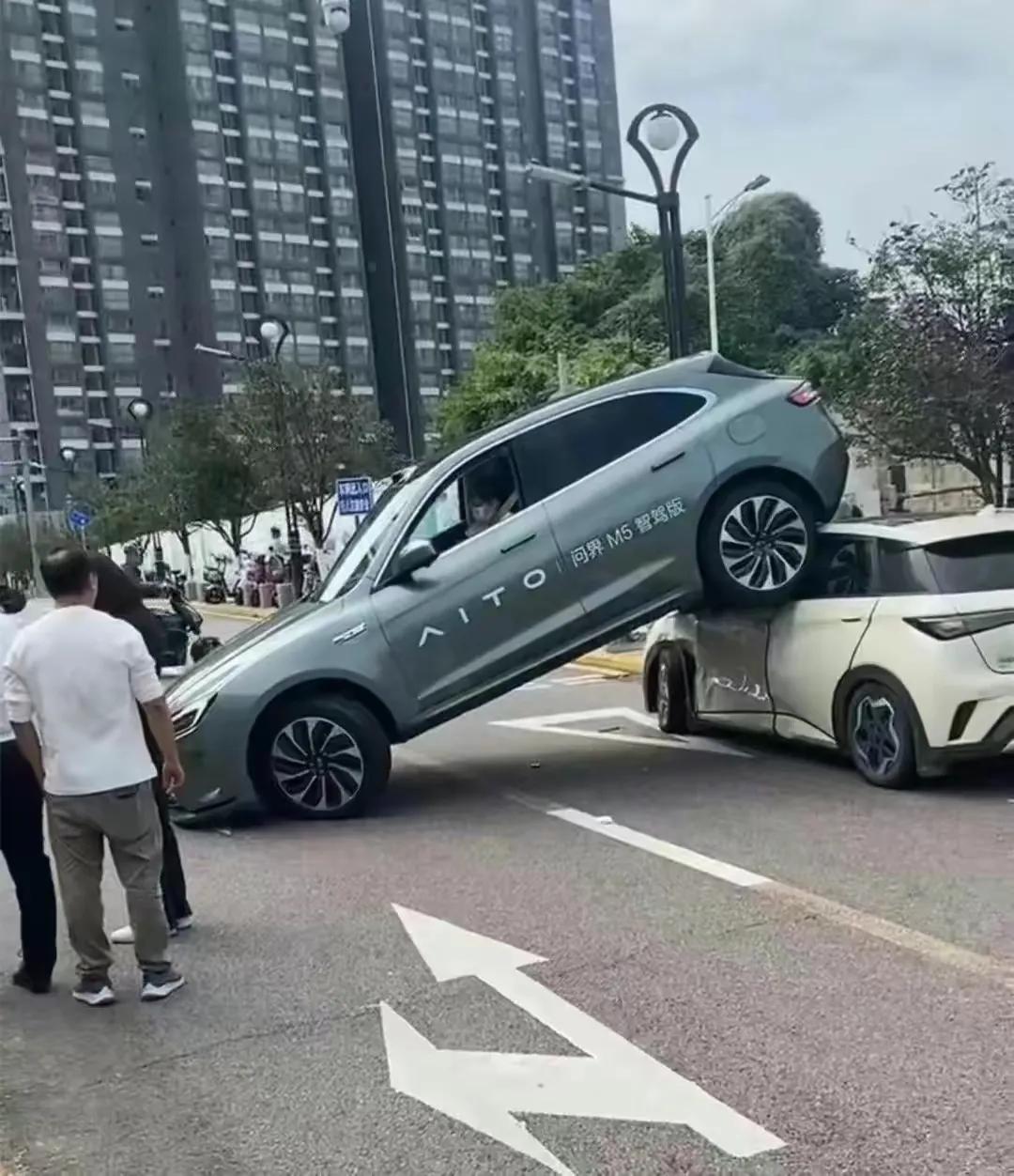 问界m5撞上比亚迪，余承东自摆乌龙，说明国内车企要更改一下浮躁了的心态了。


