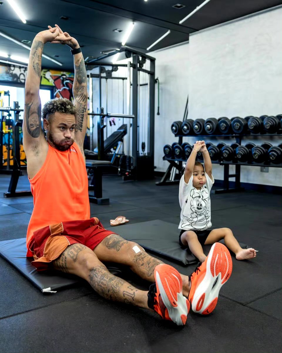 内马尔 父女同炼