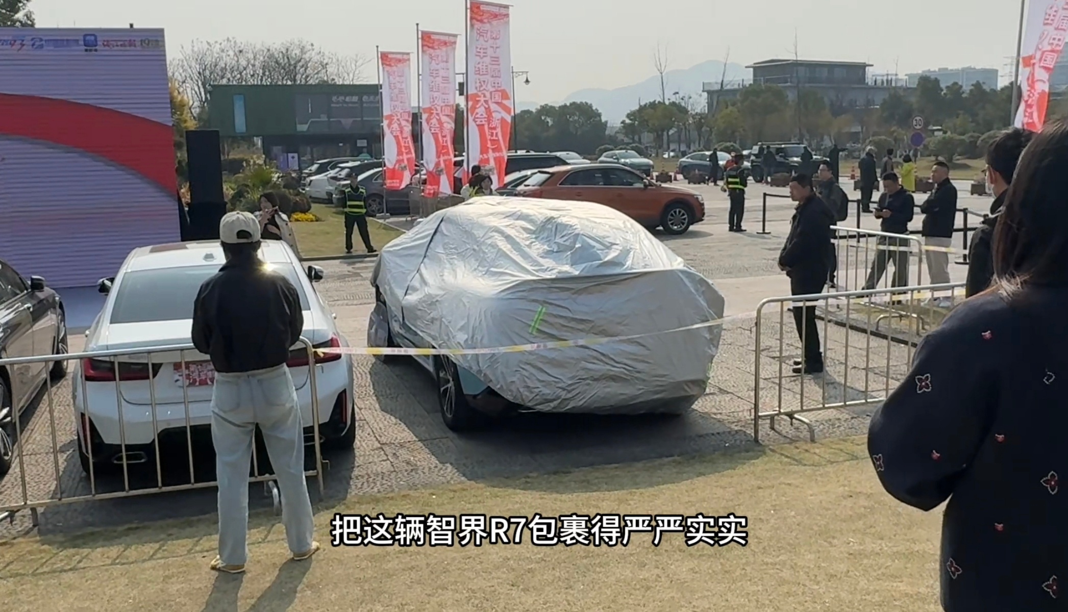 给问题车盖布，还拿奔驰挡轮毂？315问题车展上盖布的不止一家，这不又逮到一家。不