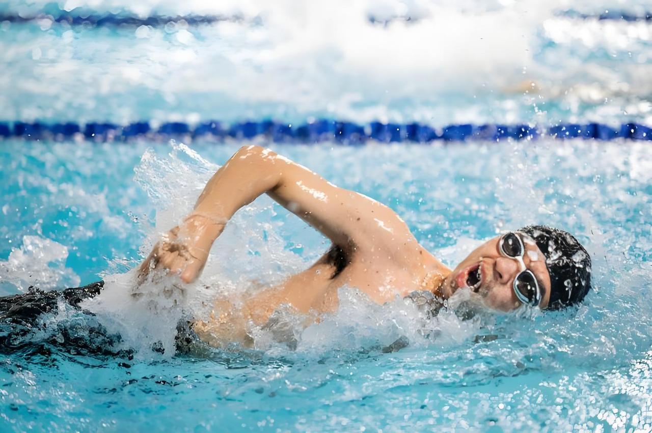 自由泳腿部下沉、拖腿的快速纠正妙招！泳教头 | 泳讲堂：自由泳腿部下沉、拖腿的快