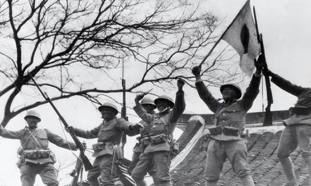 1937年，一位日本军官在大连“庆祝攻占南京胜利”，正当他伸直脖子弯腰90度鞠躬