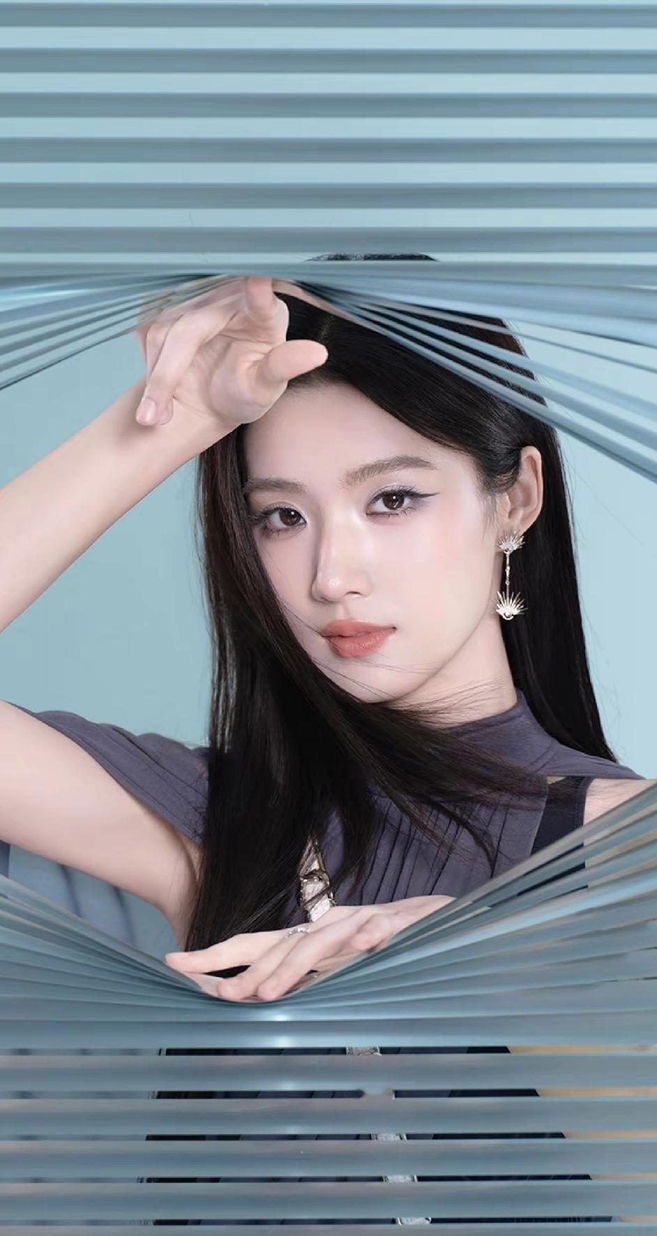 世间所有的漂泊与思念，
终会在时光里沉淀。
愿你历经风雨，
依旧万般美好。