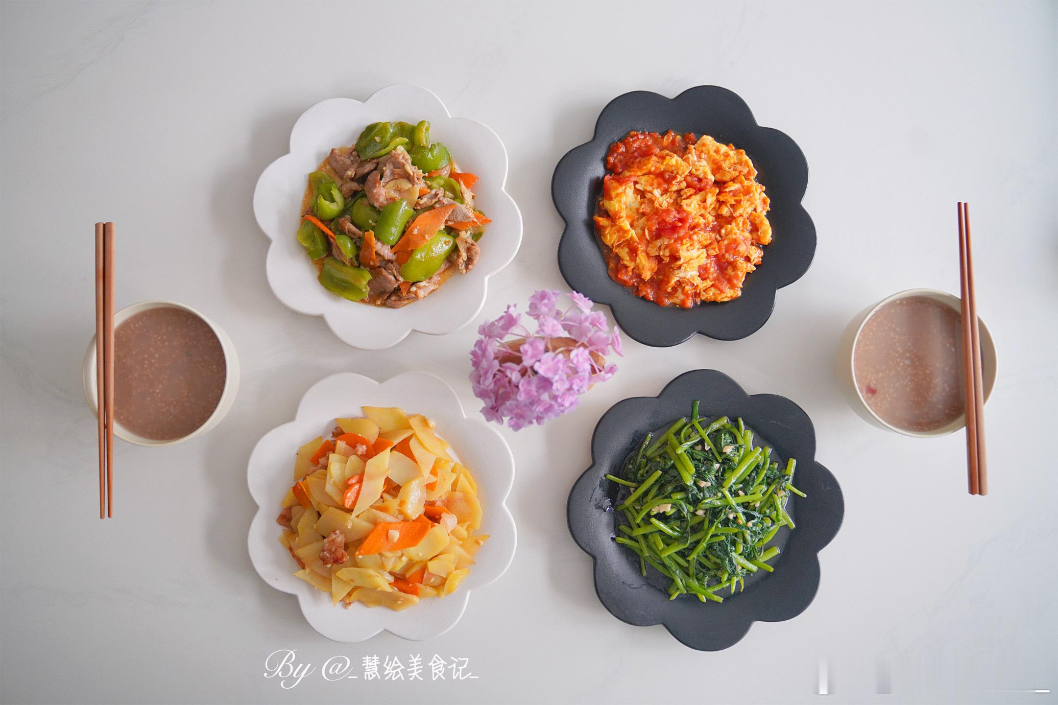 周五早午餐[鲜花]土豆炒肉、蒜蓉蒿子秆、番茄炒蛋、青椒炒肉、红豆小米粥~#好好吃