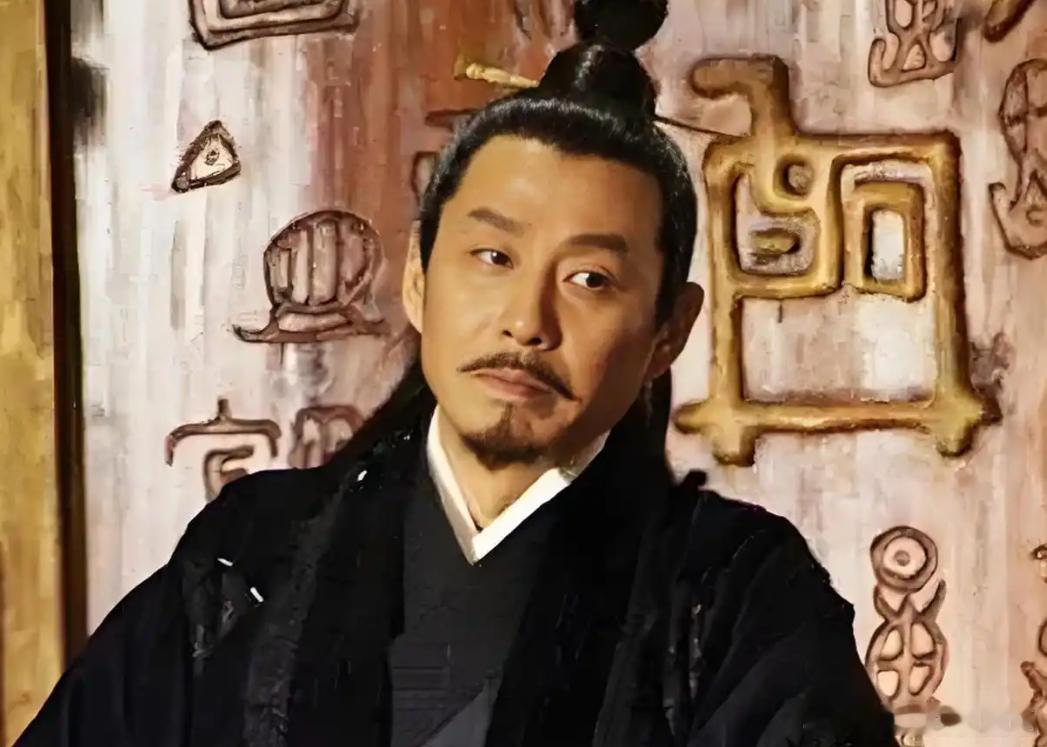 公元前 473 年，范蠡见一小贩卖鱼时，总会在桶里放些水草，很是不解。待小贩说明