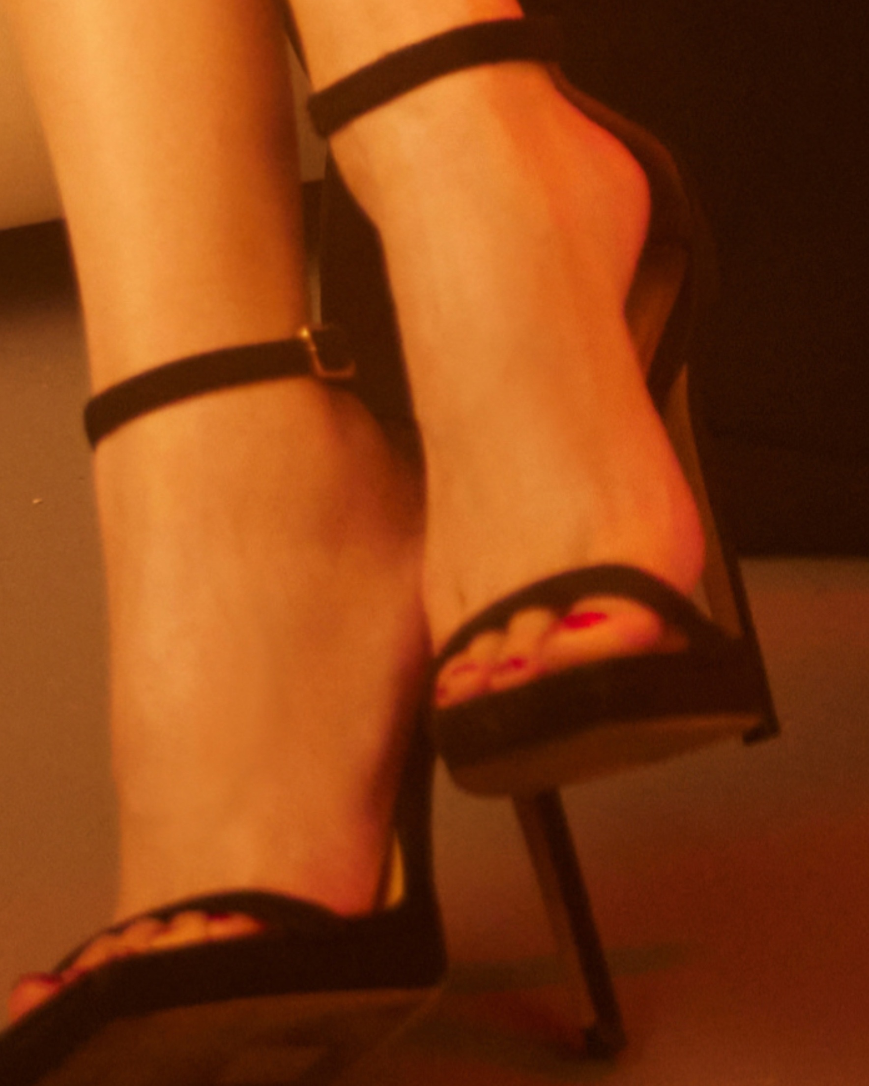 【鞠婧祎】👠：黑色一字带包后跟高跟凉鞋 ​​​