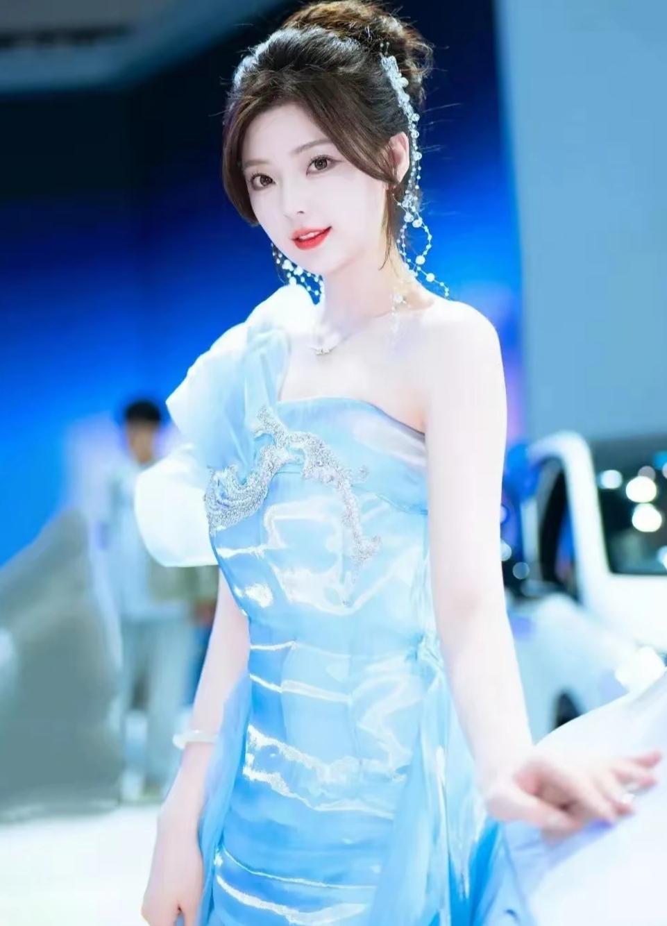 没想到，当年做梦都想娶回家的女神怎么变成这样了，差点没认出来！
中国初代超模春晓