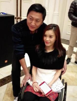 桑兰瘫痪27年了，生活完全依赖他人，喝水、吃饭、盖被子、穿衣服，全都要别人帮忙，