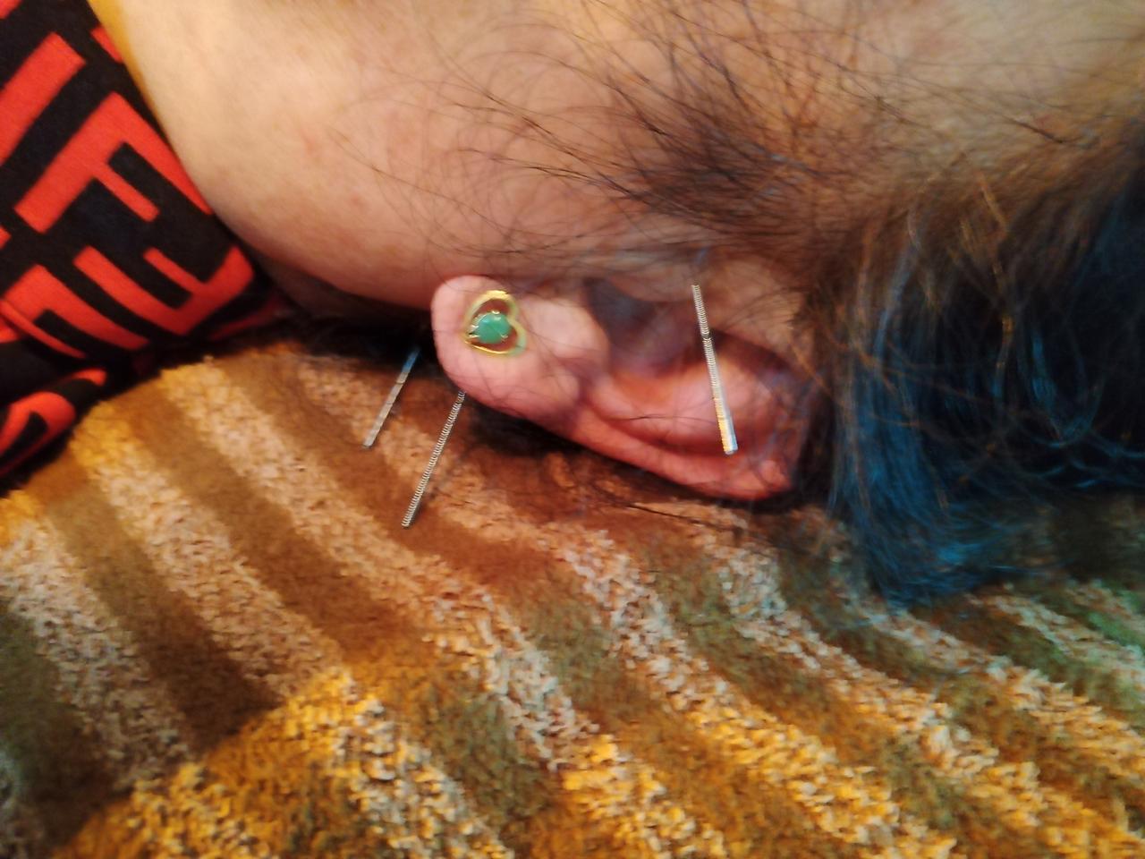 耳朵上戴了好多耳钉，有点酷哦。