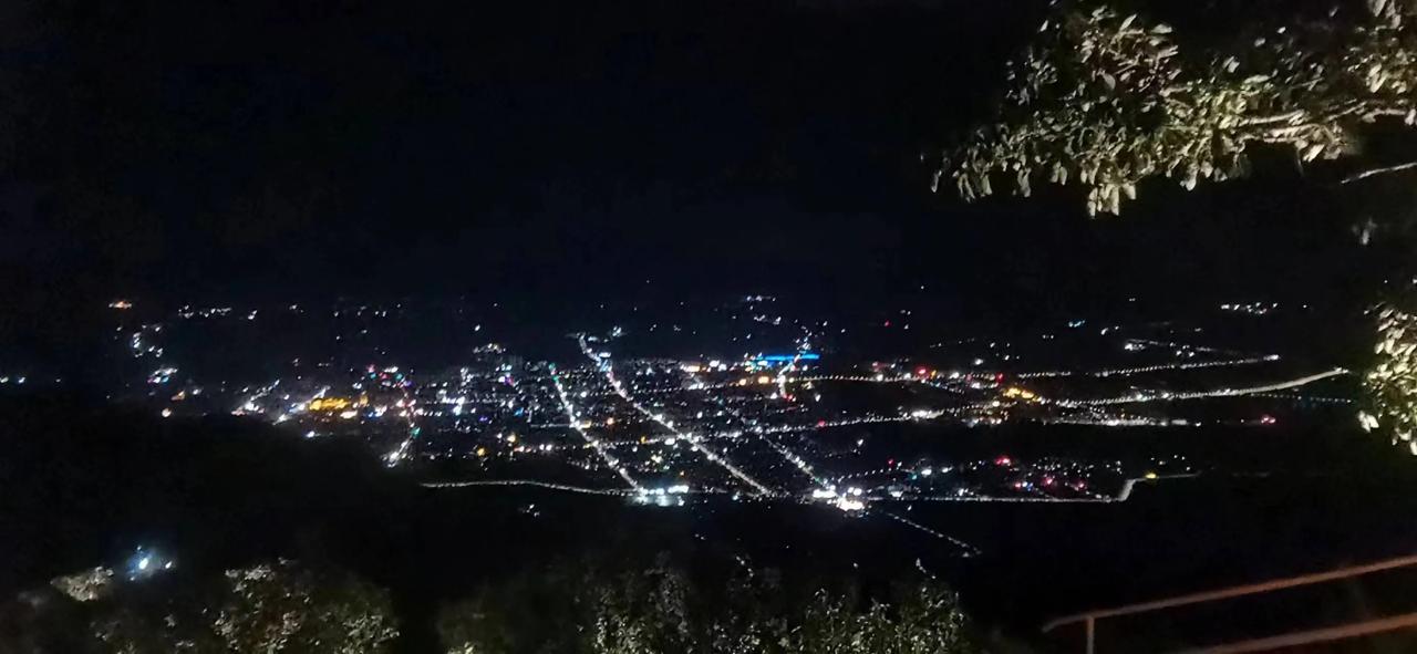 夜爬嵩山
         山不见我，我去见山。夜爬嵩山，总体还可以，台阶数不清