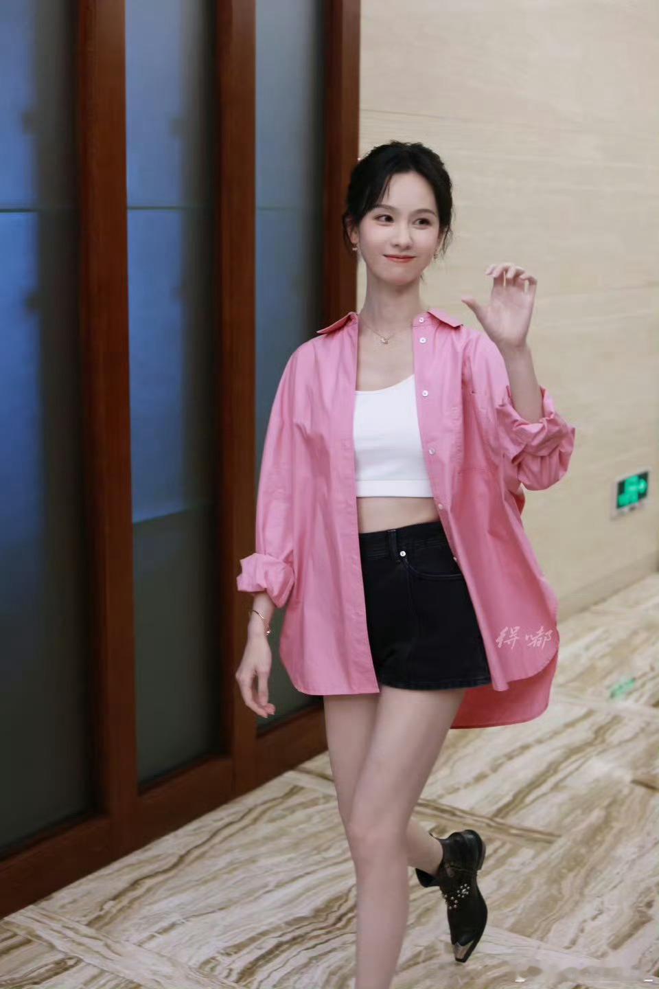 #陈都灵路透##陈都灵[超话]#宝好美！！粉色感觉在人群当中特别亮眼，果然美女穿