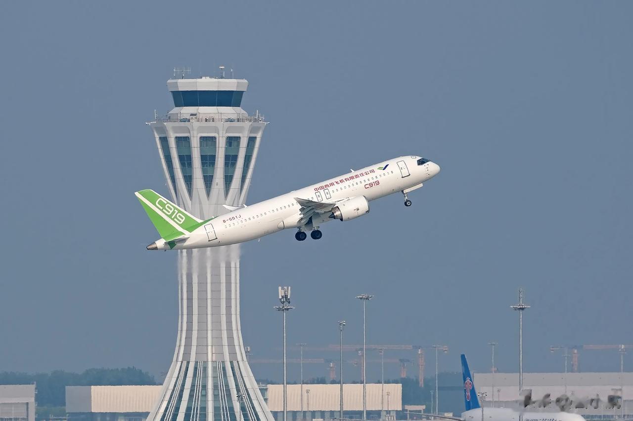 民航客机拍照打卡之穿越塔台！[得意]
他们分别是C919、B787和B737。