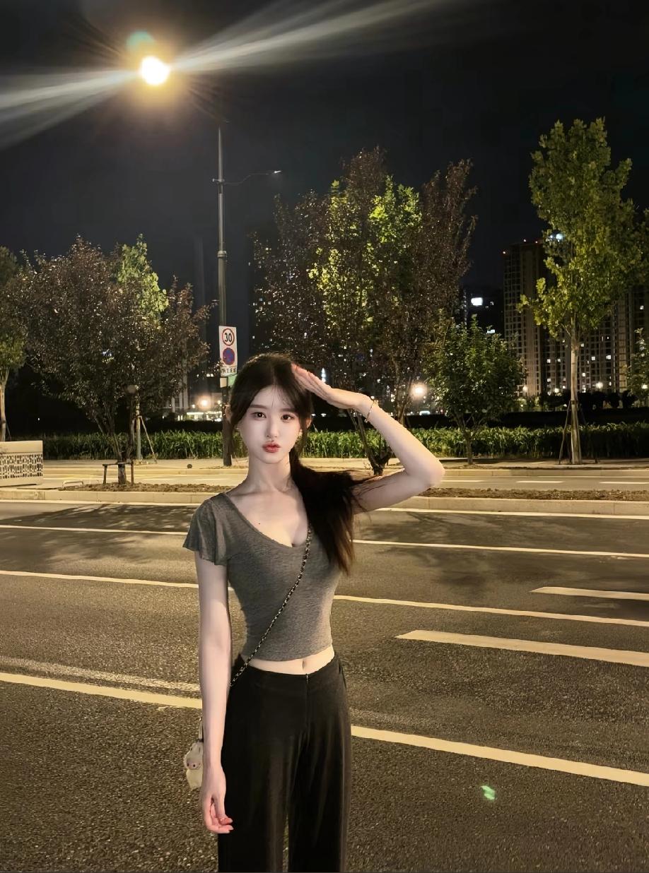 可爱清纯又甜美，苗条白皙的模样，衬托秀丽的五官，俏皮舒展的姿态，我想那是已经深深