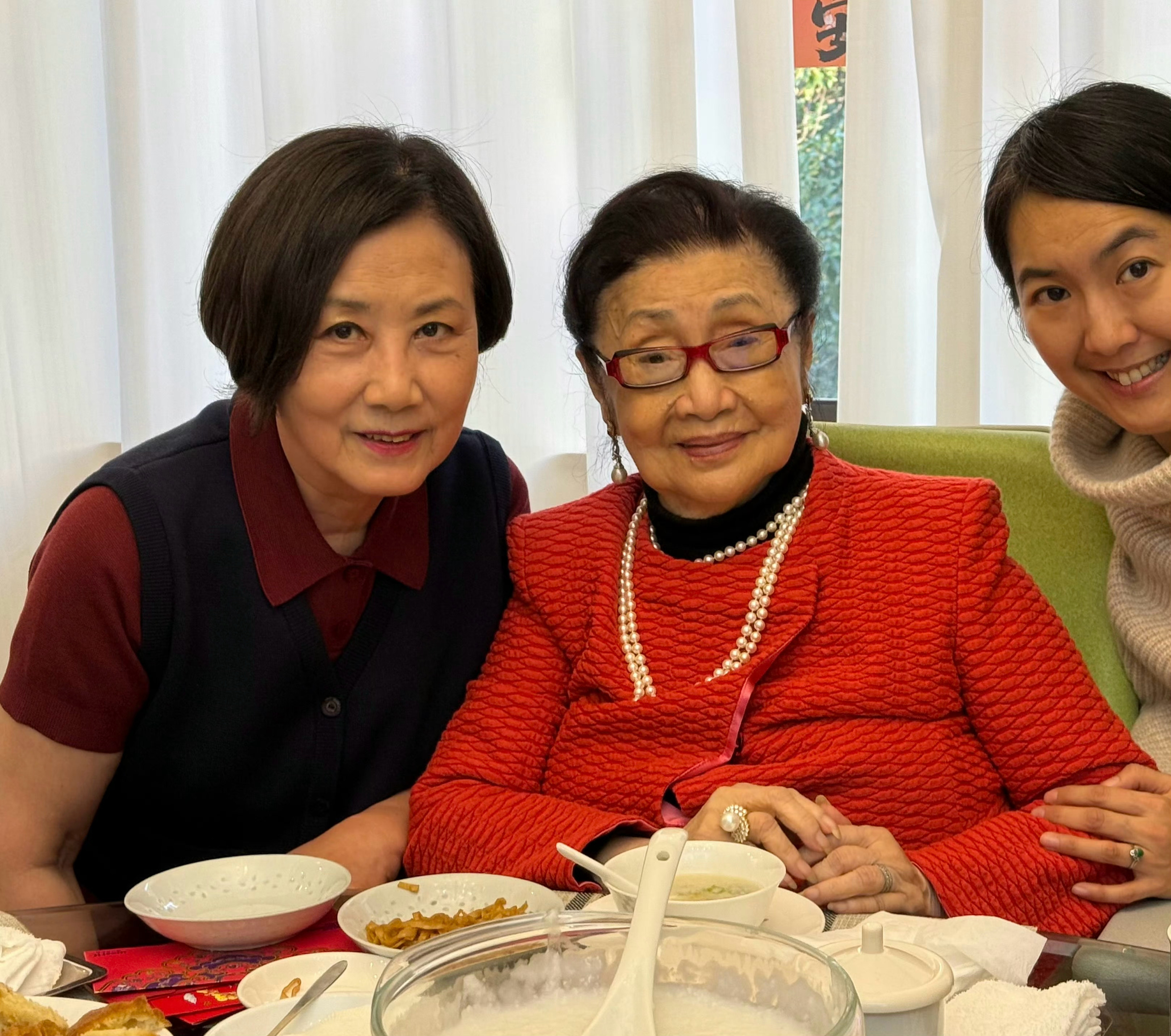 汪明荃夫妇、刘德华、刘松仁到白雪仙家拜年 