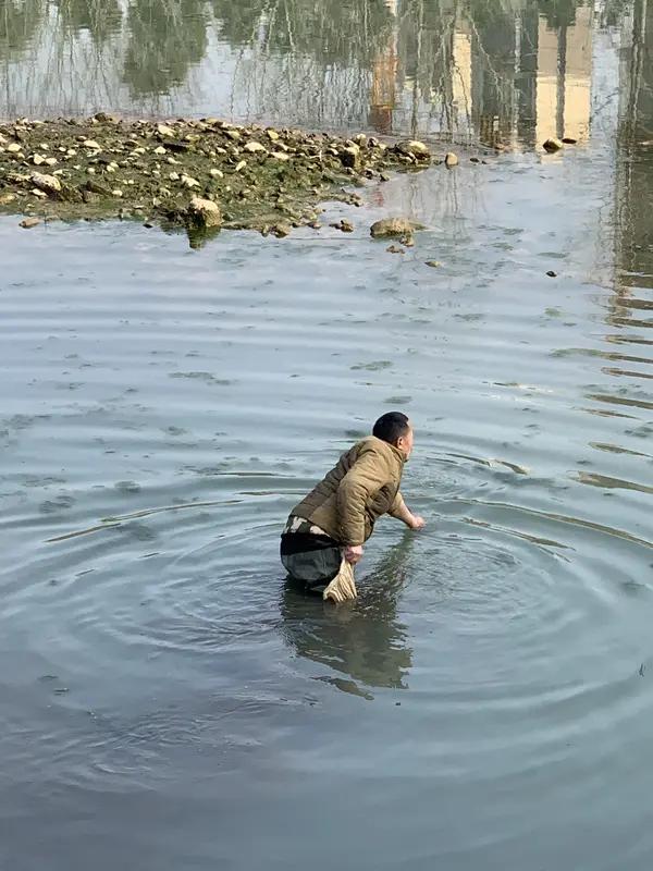 76岁老人狂奔200多米跳河勇救两人，被救女孩一家上门跪谢
这位76岁的老人名叫