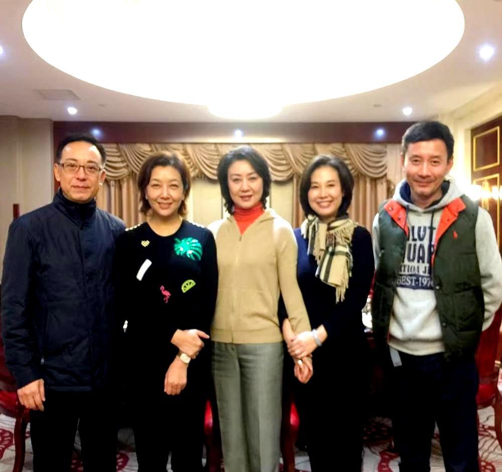 58岁江珊在韩国菜场，为几根大葱跟小贩急眼了。
 
满头白发，素面朝天，穿着几十